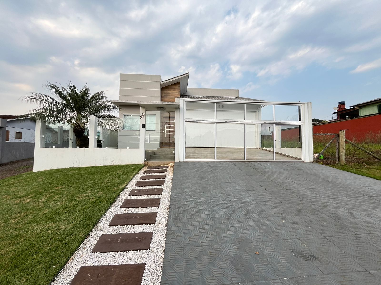 Casa com dois quartos, closet, semi mobiliada.